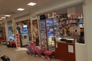 Artykuły papiernicze zabawki i zegarki