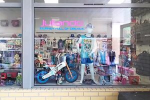 Odzież dziecięca, zabawki, art. szkolne