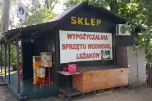 Sklep spożywczy. Wypożyczalnia sprzętu wodnego.