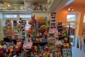 Sklep z zabawkami i lodami