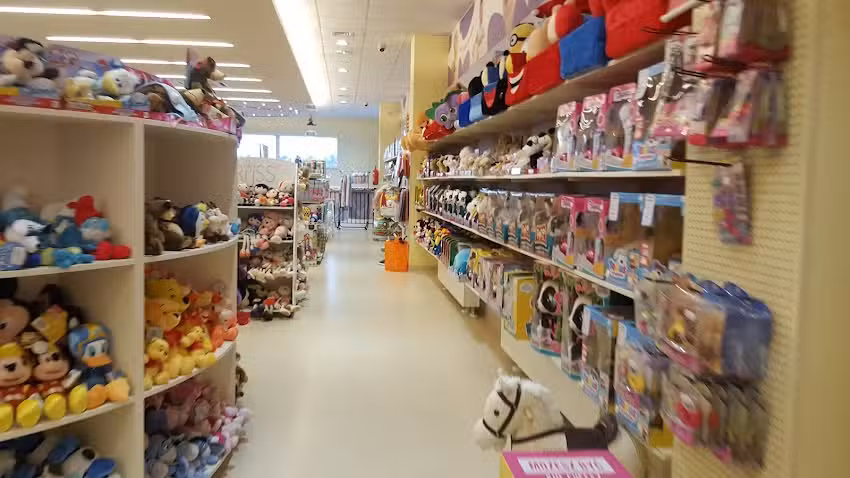 Skrzat &ndash; piętrowy sklep z zabawkami i artykułami szkolnymi.
